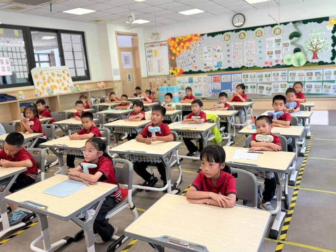 Multiracial children using Elwin Kids in the classroom